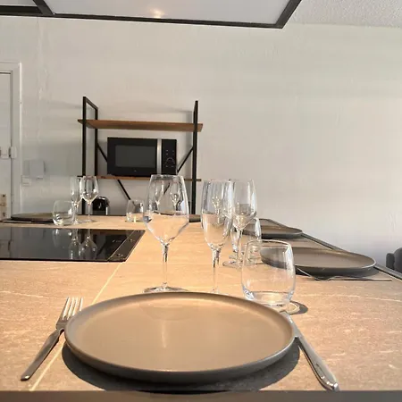 Sea View Apt, 3 Beds, Ac, Ideal For Congresses
